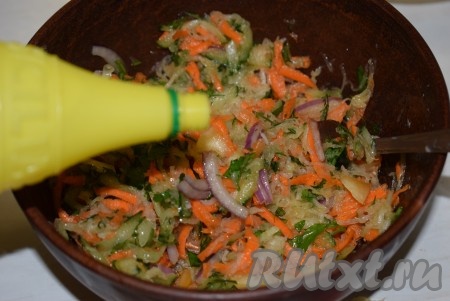 По вкусу добавляем сок лимона (у меня готовый лимонный сок, вы можете выжать сок из свежего лимона), перемешиваем.
