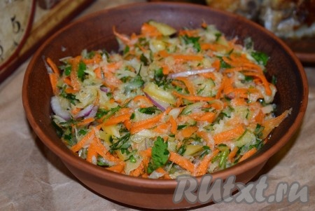 Сочный, нежный, полезный и очень вкусный салат из белой редьки с растительным маслом готов, можно подавать к столу. Такой салатик станет прекрасным дополнением к обеду или ужину.
