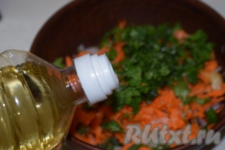 Солим, перчим салат, заправляем растительным маслом и перемешиваем.
