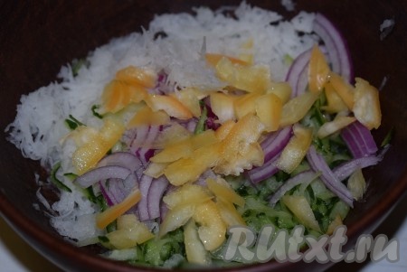 Болгарский перец нарежем соломкой и добавим в салат из белой редьки, огурцов и лука.
