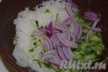 Лук нарежем на тонкие полукольца или четвертинки, добавим в миску к овощам.
