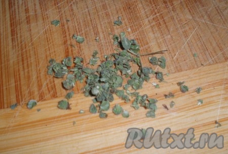 Добавить сушеный майоран. Эта пряность прекрасно сочетается с бобовыми и способствует их лучшему перевариванию. Варить куриный суп до готовности (мягкости) картошки на небольшом огне.