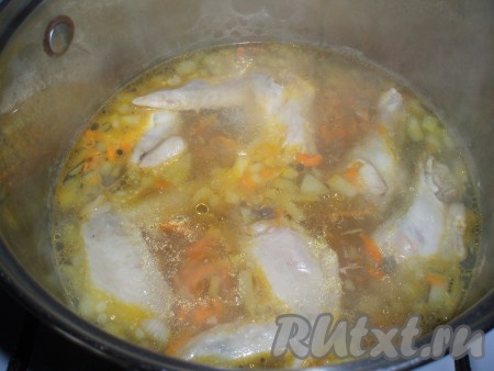 Соединить обжаренные овощи и бульон.