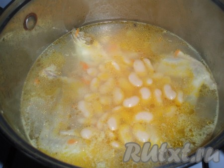 Туда же добавить отварную фасоль.&nbsp;