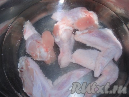 Куриные крылышки вымыть, сложить в кастрюлю, залить холодной водой. Для удобства можно разрезать крылышки по суставу на две части.