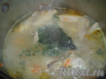 Когда картофель станет мягким, добавить шпинат. Шпинат можно использовать как свежий, так и замороженный. Замороженный шпинат не нужно предварительно размораживать.