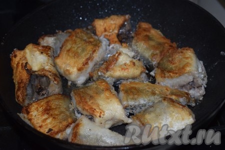 В сковороду наливаем растительное масло и разогреваем его на среднем огне. Кусочки наваги, обваленные в муки, выкладываем в сковороду и жарим на среднем огне, примерно, 18-20 минут, периодически переворачивая. Время жарки зависит от величины кусочков. Рыбка должна получиться с красивой румяной корочкой с двух сторон.
