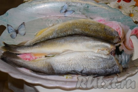 Навага обычно продается замороженной, поэтому её перед приготовлением нужно разморозить. Навагу не рекомендуется размораживать в микроволной печи или в горячей воде - эти способы разморозки могут сделать мясо рыбы рыхлым и водянистым. Размораживать навагу надо естественным способом: поместив её в миску, оставить на пару часов при комнатной температуре.