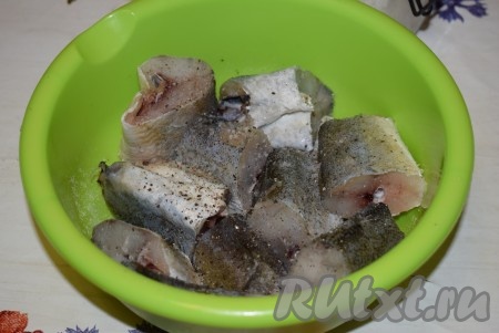 Кусочки наваги солим, перчим и оставляем пропитаться, примерно, на 20-30 минут.
