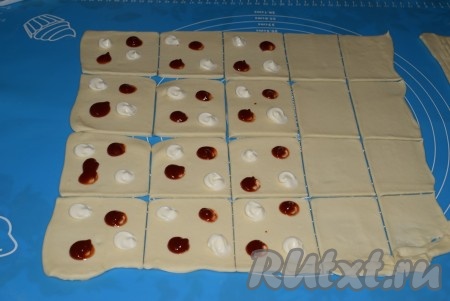 На каждый прямоугольник выложить по несколько капель кетчупа и майонеза.
