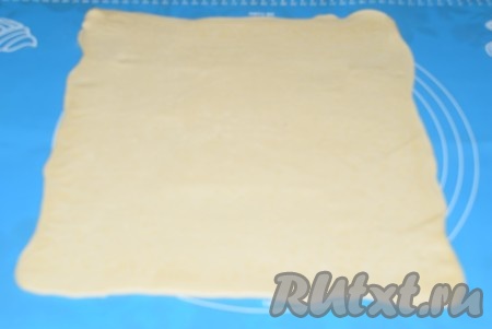 Тесто раскатать в один квадратный пласт толщиной 7-8 мм.
