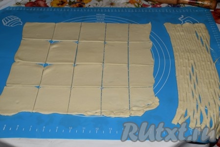 Остальную часть пласта нарезать на прямоугольники размером, примерно, 8 см на 5 см (у меня получилось 20 прямоугольников).
