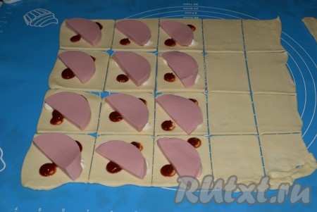 Сверху положить колбасу, нарезанную на полукружочки.
