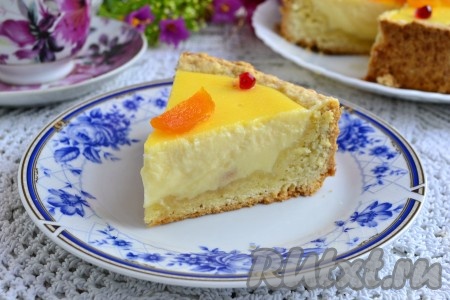 Очень вкусный и ароматный ванильный сметанник разрезать на части и подать к столу.
