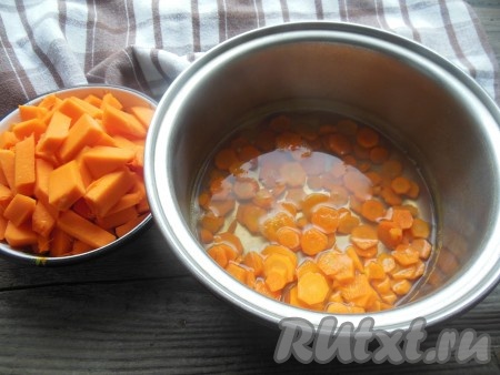 Варите с момента закипания 10 минут на медленном огне со слегка приоткрытой крышкой.
