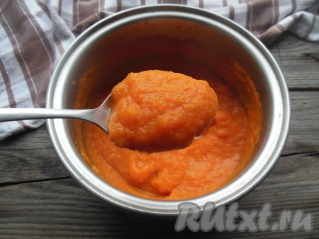 Взбейте горячую овощную морковно-тыквенную массу при помощи погружного блендера до полной однородности. Если вам кажется, что пюре получилось слишком густым, тогда отрегулируйте густоту с помощью отвара. На этом этапе в пюре из моркови и тыквы можно добавить сахар, мед или соль по вкусу - всё зависит от ваших вкусовых предпочтений. Так как у меня была сладкая тыква и довольно сладкая морковь, то сахар или мед я решила в пюре не добавлять. Если предпочитаете пюре соленое - добавьте по вкусу соль.