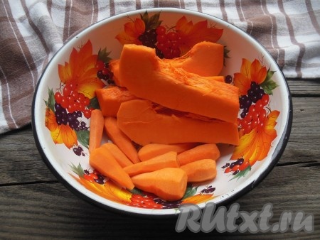 Очистите тыкву от кожуры и семян. Морковь очистите от кожуры.
