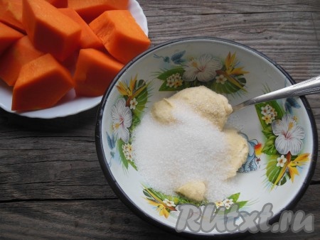 Для приготовления сметанной заливки возьмите сметану, сахар и ванильный сахар.
