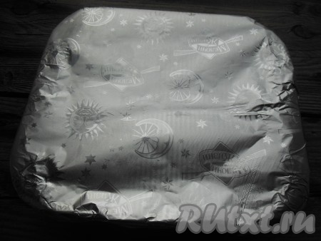 Сверху накройте форму фольгой.
