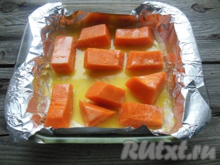 Я запекала тыкву в стеклянной огнеупорной форме, поэтому ставила ее в холодную духовку. Не стеклянную форму нужно ставить в разогретую духовку. Запекайте тыкву со сметаной при температуре 180 градусов 25 минут. Затем достаньте форму из духовки, снимите осторожно фольгу. Каждый кусочек тыквы проколите ножом или вилкой и полейте сметанной заливкой, которая "растаяла" в процессе запекания. Верните снова в духовку и запекайте еще 5-10 минут. Готовая тыква легко протыкается ножом.
