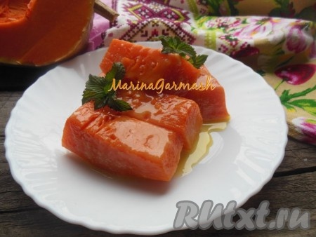 Нежная, сладкая и ароматная тыква, запеченная со сметаной в духовке, непременно вам понравится! Подавать ее можно в теплом или остывшем виде.