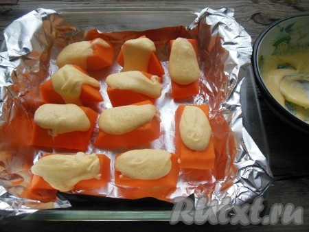 Нанесите ложкой заливку на каждый кусочек тыквы (примерно, по 1 чайной ложке).
