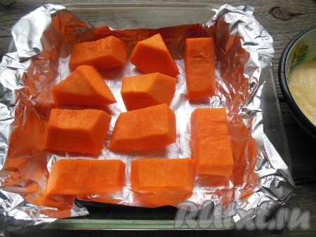 Форму для запекания застелите фольгой (или пергаментом) и выложите кусочки тыквы в один слой.
