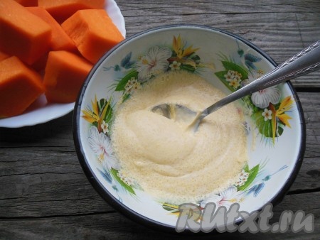 Перемешайте при помощи ложки сметану с сахаром, ванильным сахаром и заливка готова.