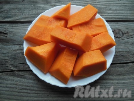 Тыкву очистите от кожуры и семян. Нарежьте на средние кусочки.
