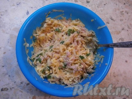 Добавить измельченную зелень, тщательно перемешать получившуюся массу.
