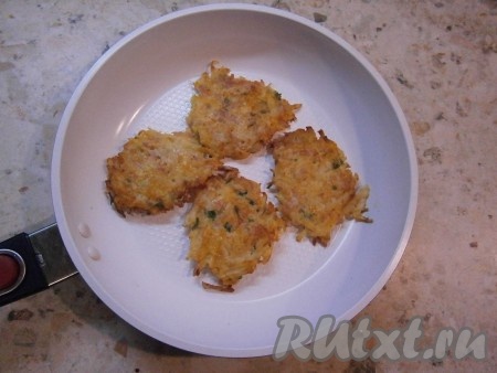 На сковороду влить масло, хорошо разогреть. На разогретую сковороду столовой ложкой выкладывать картофельную массу, формируя оладьи. Драники жарить на среднем огне до румяности с двух сторон (примерно, по 2-3 минуты с каждой стороны).
