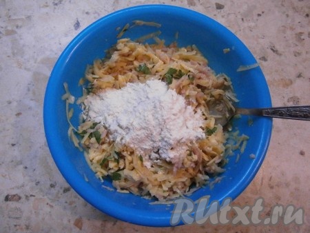 Затем добавить муку и еще раз перемешать. Картофельная масса получится густой.
