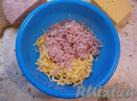 В миску на крупной терке натереть ветчину и сыр.
