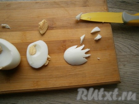 На овале сделать разрезы-зубчики с одной стороны - это будет крыло лебедя (как на фото). Сделать второй такой же резной овал - это будет хвост лебедя. В дальнейшем этими двумя резными овалами мы украсим салат "Белый лебедь".
