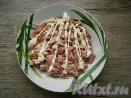 Смазать этот слой майонезом и далее выложить нарезанное кубиками копченое куриное мясо, тоже смазать майонезом.
