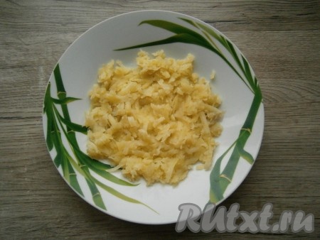 Предварительно нужно отварить картофель, свеклу и яйца. Картофель очистить и натереть на крупной терке, выложить его первым слоем в тарелку, чуть посолить.
