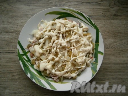 Смазать майонезом, немного поперчить.
