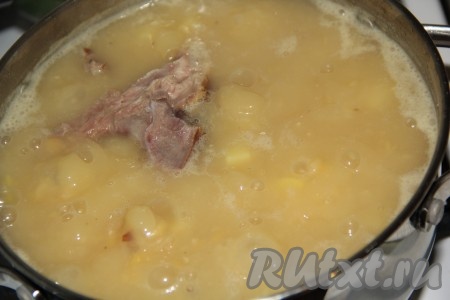 Когда горох будет практически готов, в кастрюлю с супом выложить нарезанную картошку и варить на небольшом огне 10-15 минут.
