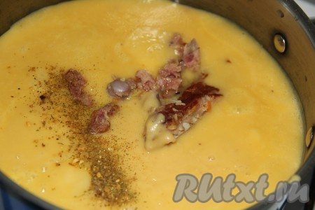 Поставить кастрюлю на огонь, добавить соль и специи по вкусу, довести суп до кипения и снять с огня.&nbsp;
