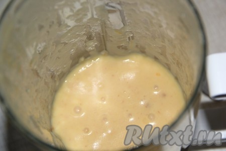 Затем рёбрышки достать из супа и отложить в сторону. Аккуратно налить суп в чашу блендера и пробить погружным блендером до пюреобразного состояния. Я делала это в несколько заходов.
