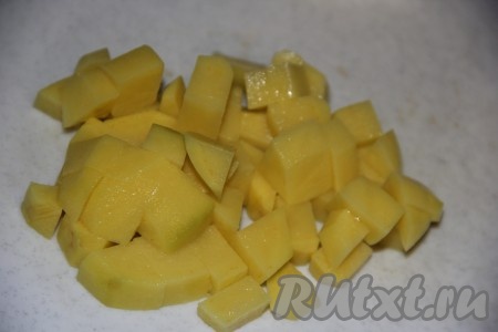 Картошку, морковку и лук очистить. Картофель нарезать на средние кубики.
