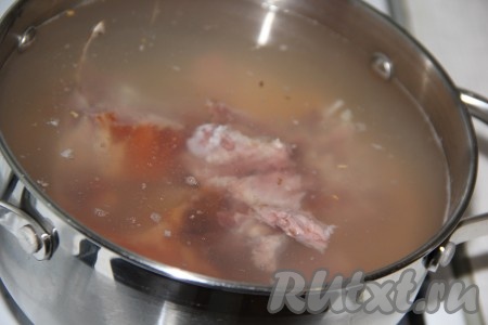 Залить горох и копчёности холодной водой и отправить на огонь.
