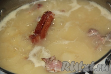 Когда вода закипит, уменьшить огонь до минимума и варить горох с копчёностями в течение минут 35.&nbsp;
