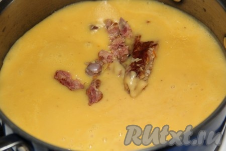 Влить гороховый суп-пюре в кастрюлю, добавить копчёные рёбрышки.
