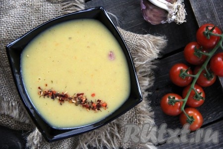 Очень вкусный и сытный гороховый суп-пюре разлить по тарелкам и подать к столу. При сервировке добавить свиные рёбрышки в каждую тарелку.
