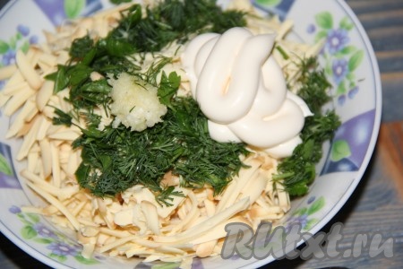 Затем к сырной массе добавить майонез.
