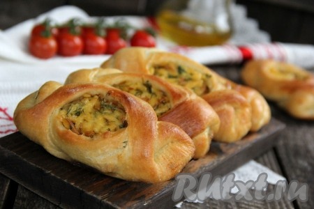 Пирожки с сыром, приготовленные из дрожжевого теста по этому рецепту, получаются достаточно сытными и очень вкусными. В этот раз я начинку делала с колбасным сыром, поэтому выпечка была особенно ароматной. Перекладываем пирожки на тарелку и подаём к столу.