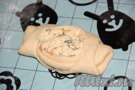 Закинуть получившиеся "крылышки" друг на друга. Получается дрожжевой пирожок с высокими бортиками и открытой сырной начинкой. Аналогично сформировать все пирожки, впрочем, можете сформировать пирожки и по-своему.
