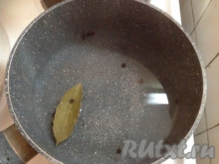 Для приготовления маринада в отдельную кастрюльку налить воду, добавить соль, сахар, лавровые листья и перец горошком. Помешивая, довести до кипения и кипятить несколько минут (до полного растворения соли и сахара). В конце добавить уксус и выключить огонь.