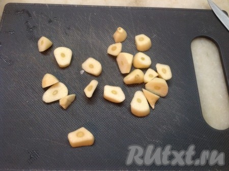 Подготовить чистую банку и нарезать очищенный чеснок.
